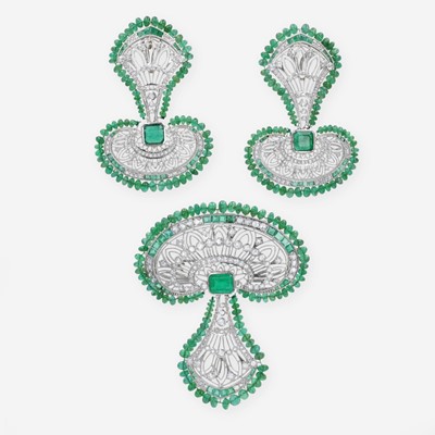 Lot 40 - A Matching Set of Diamond and Emerald Pendant and Earrings