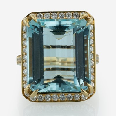Lot 277 - An Aquamarine, Diamond, and 18K Yellow Gold Ring