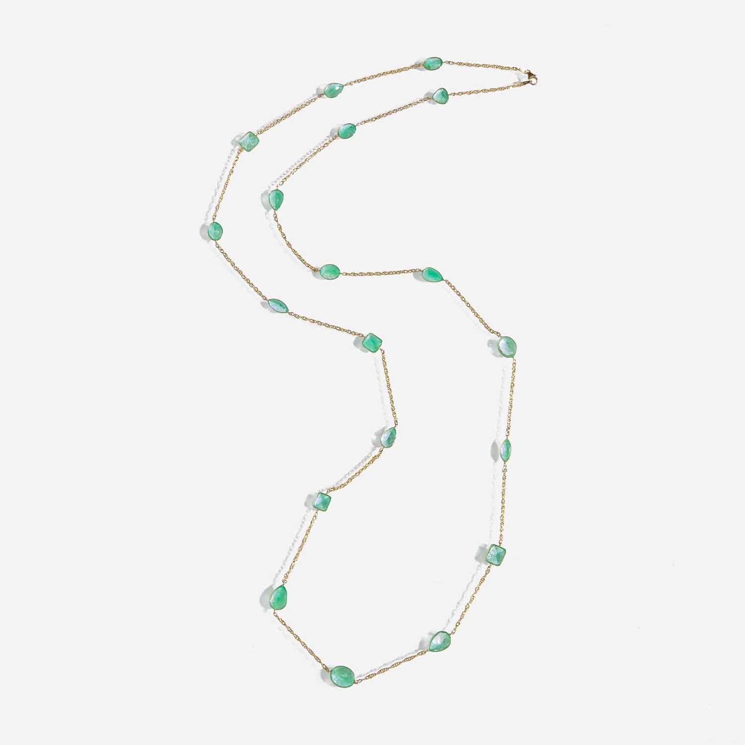 Lot 284 - An 18K Yellow Gold and Emerald Necklace