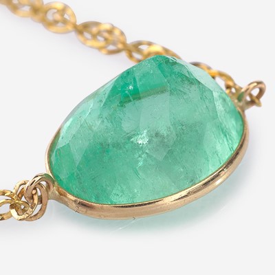 Lot 284 - An 18K Yellow Gold and Emerald Necklace