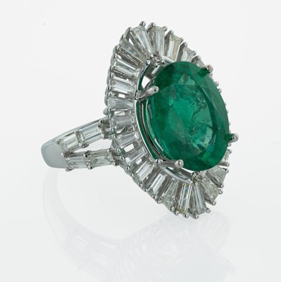 Lot 39 - An 18K White Gold, Emerald, and Diamond Ring