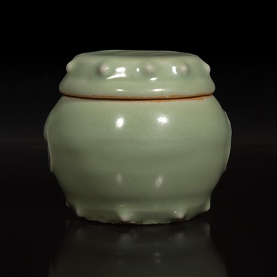 Lot 35 - A Chinese Longquan celadon small covered jar 龍泉窯青釉小蓋罐