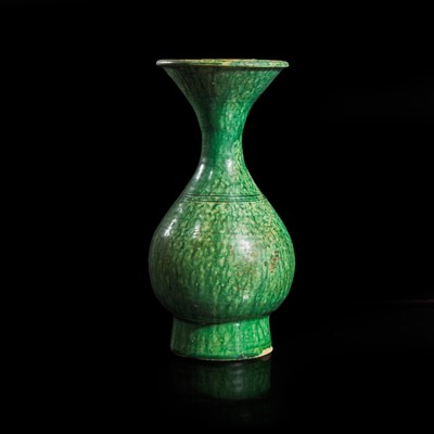 Lot 28 - An unusual green-glazed pottery vase 綠釉壺式瓶