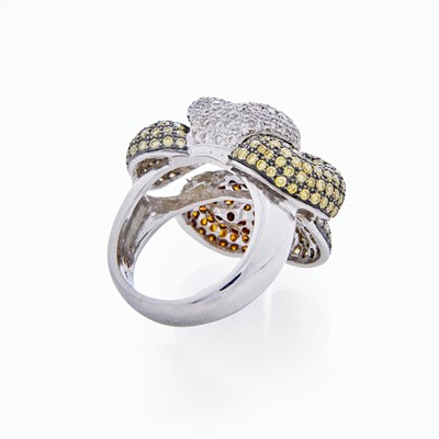 Lot 82 - An 18K White Gold and Multi-Colored Diamond Ring
