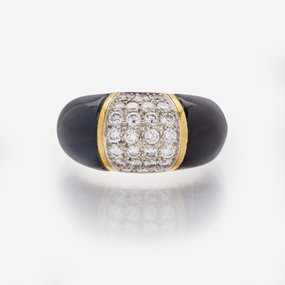 Lot 113 - An 18K Yellow Gold, Onyx, and Diamond Ring
