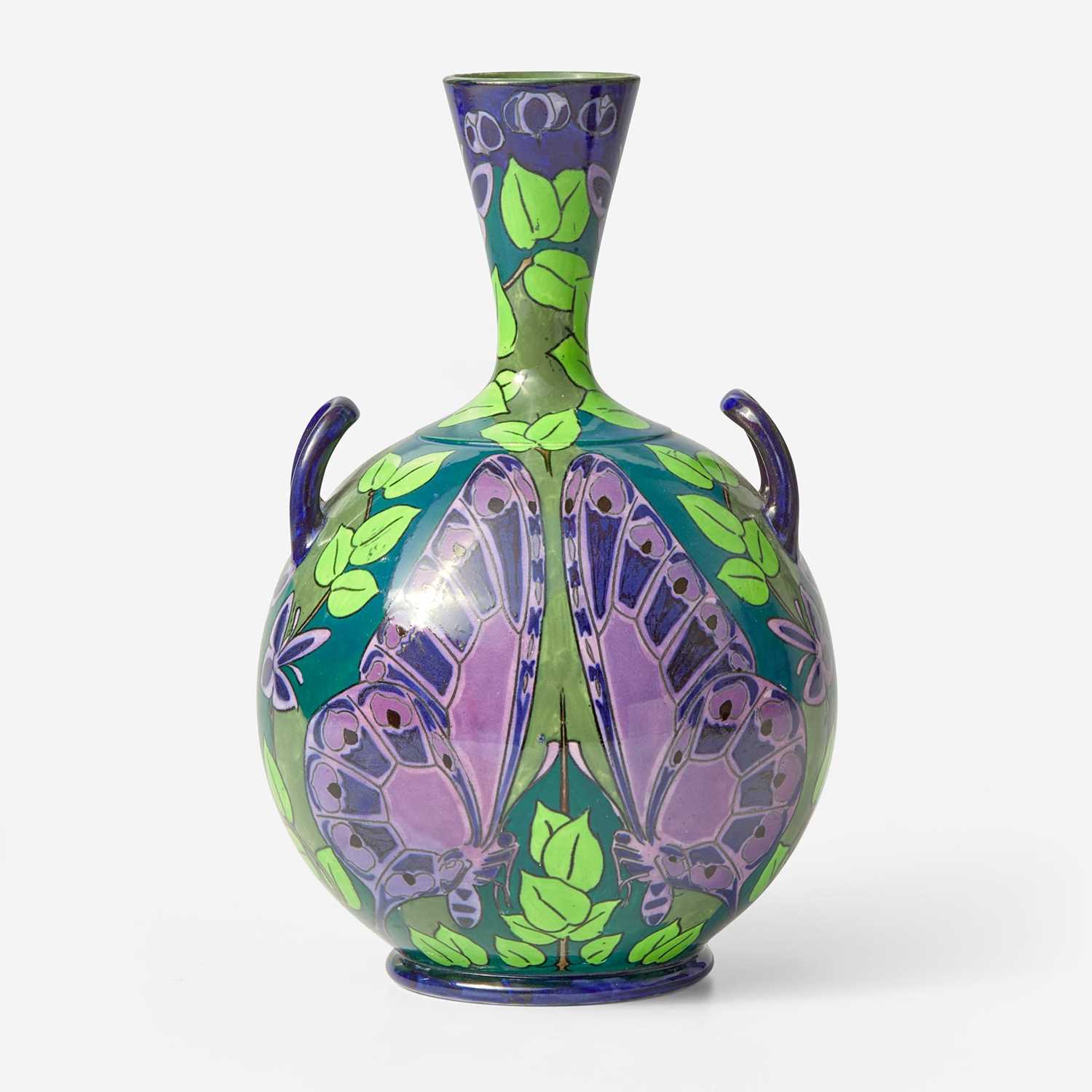 Lot 151 - A Wedgwood Lindsay Ware Vase