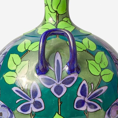 Lot 151 - A Wedgwood Lindsay Ware Vase