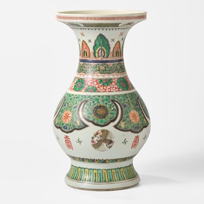 Lot 86 - A Chinese famille verte decorated vase 素三彩花瓶