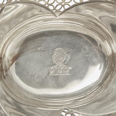 Lot 27 - A George III sterling silver nine-basket epergne