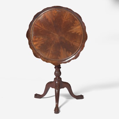 Lot 30 - A George III carved mahogany tilt-top candlestand