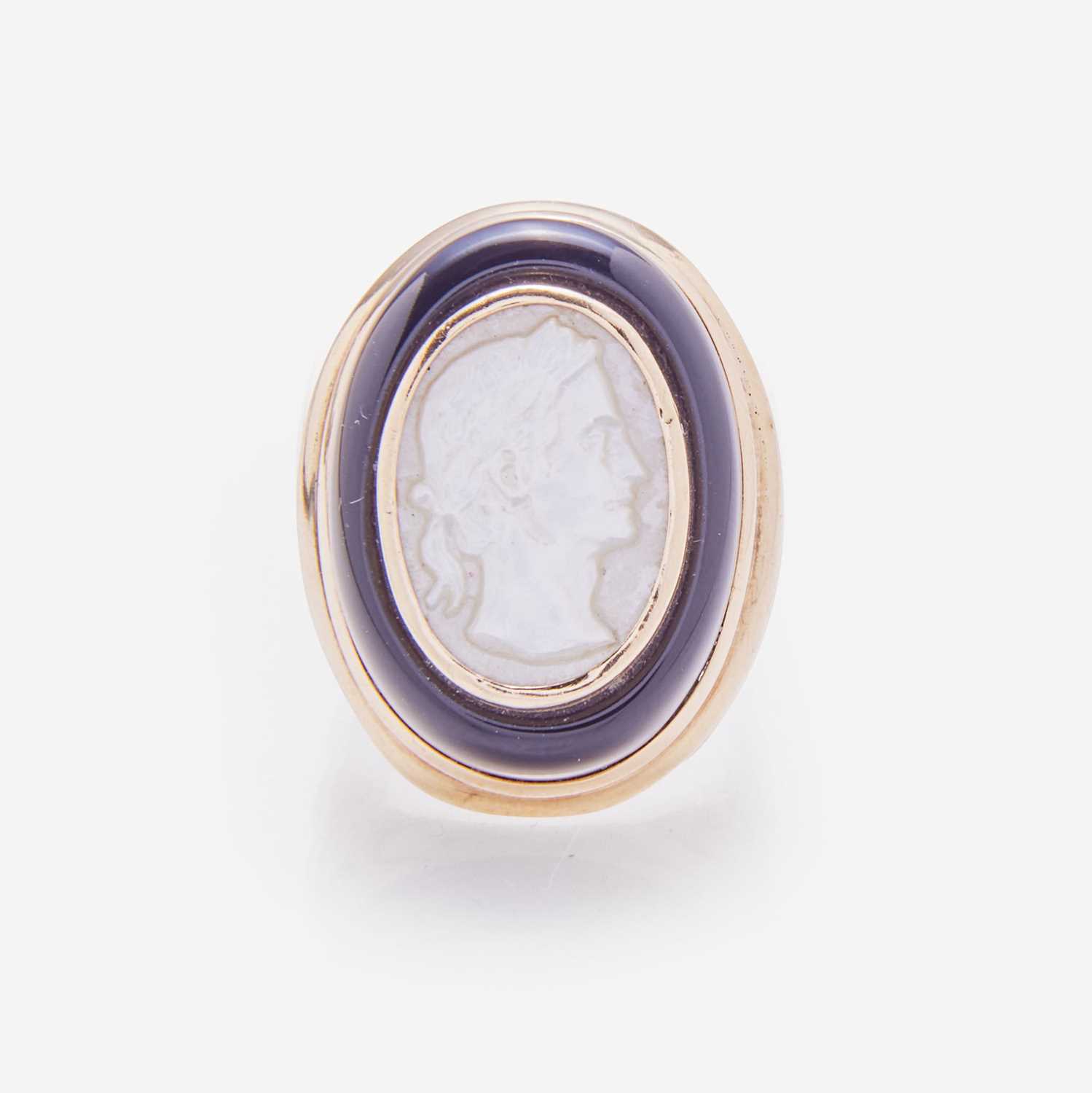 Lot 93 - A 14K Yellow Gold, Black Onyx, and Mother of Pearl Cameo Ring