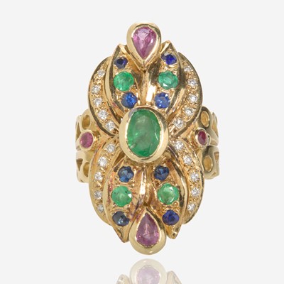 Lot 113 - An 18K Yellow Gold and Gemstone Ring