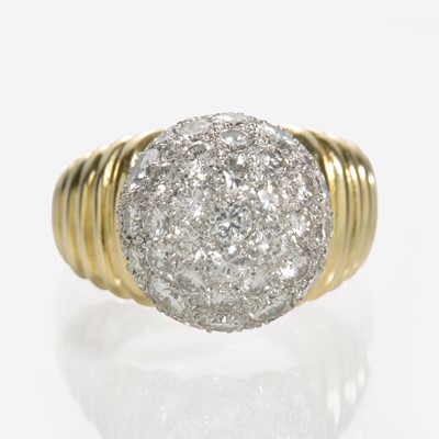 Lot 127 - An 18K Yellow Gold and Pavé Diamond Ring