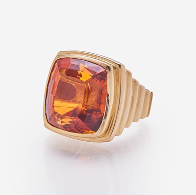 Lot 141 - An 18K Yellow Gold and Citrine Ring