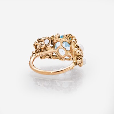 Lot 96 - A 14K Vintage Blue Topaz and Pearl Ring