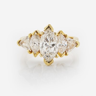 Lot 47 - An 18K Yellow Gold and Diamond Ring