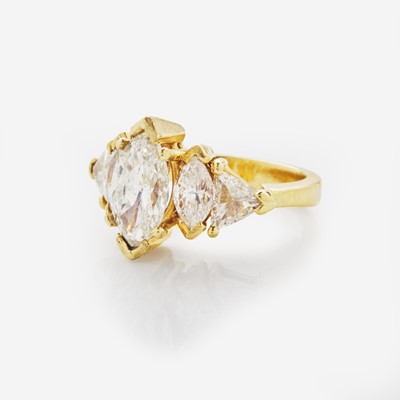 Lot 47 - An 18K Yellow Gold and Diamond Ring