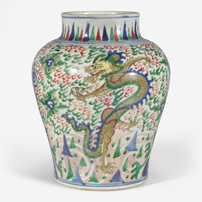Lot 85 - A Chinese Wucai decorated "Dragons" jar 五彩龍紋罐