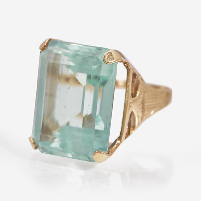 Lot 142 - A 14K Yellow Gold and Aquamarine ring