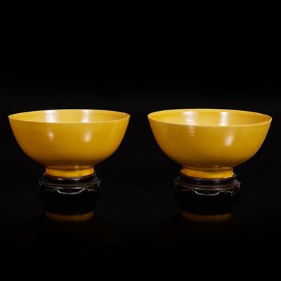 Lot 87 - A pair of Chinese yellow-glazed bowls 嬌黃釉盌一對