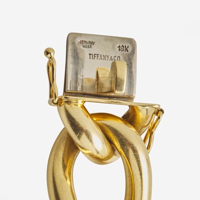 Lot 19 - An 18K Tiffany & Co Large Link Bracelet