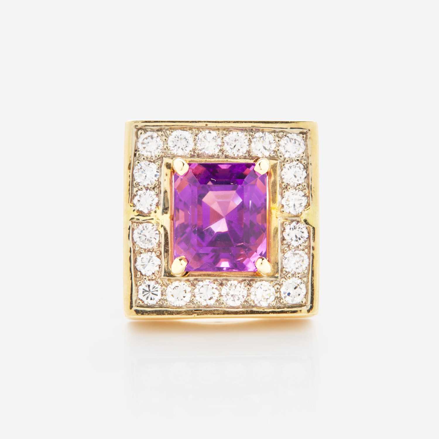 Lot 90 - A 14K Yellow Gold, Diamond, and Amethyst Ring