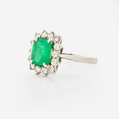 Lot 63 - A 14K White Gold, Emerald, and Diamond Ring
