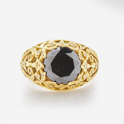 Lot 137 - An 18K Yellow Gold and Black Diamond Ring