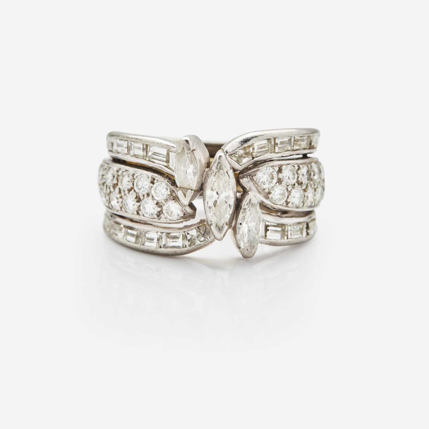 Lot 73 - A Ladies 18K White Gold and Diamond Ring
