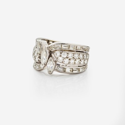 Lot 73 - A Ladies 18K White Gold and Diamond Ring