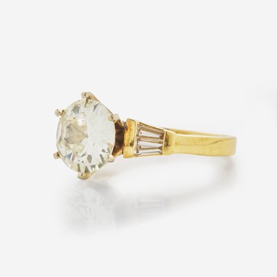 Lot 54 - An 18K Yellow Gold Diamond-Accented Solitaire Ring