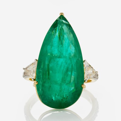Lot 33 - An 18K Yellow Gold, Emerald, and Diamond Ring