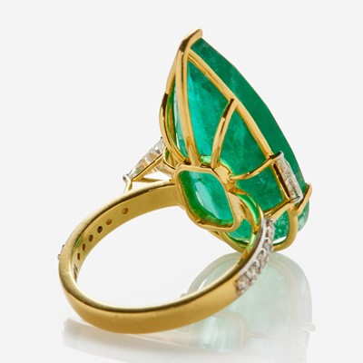 Lot 33 - An 18K Yellow Gold, Emerald, and Diamond Ring
