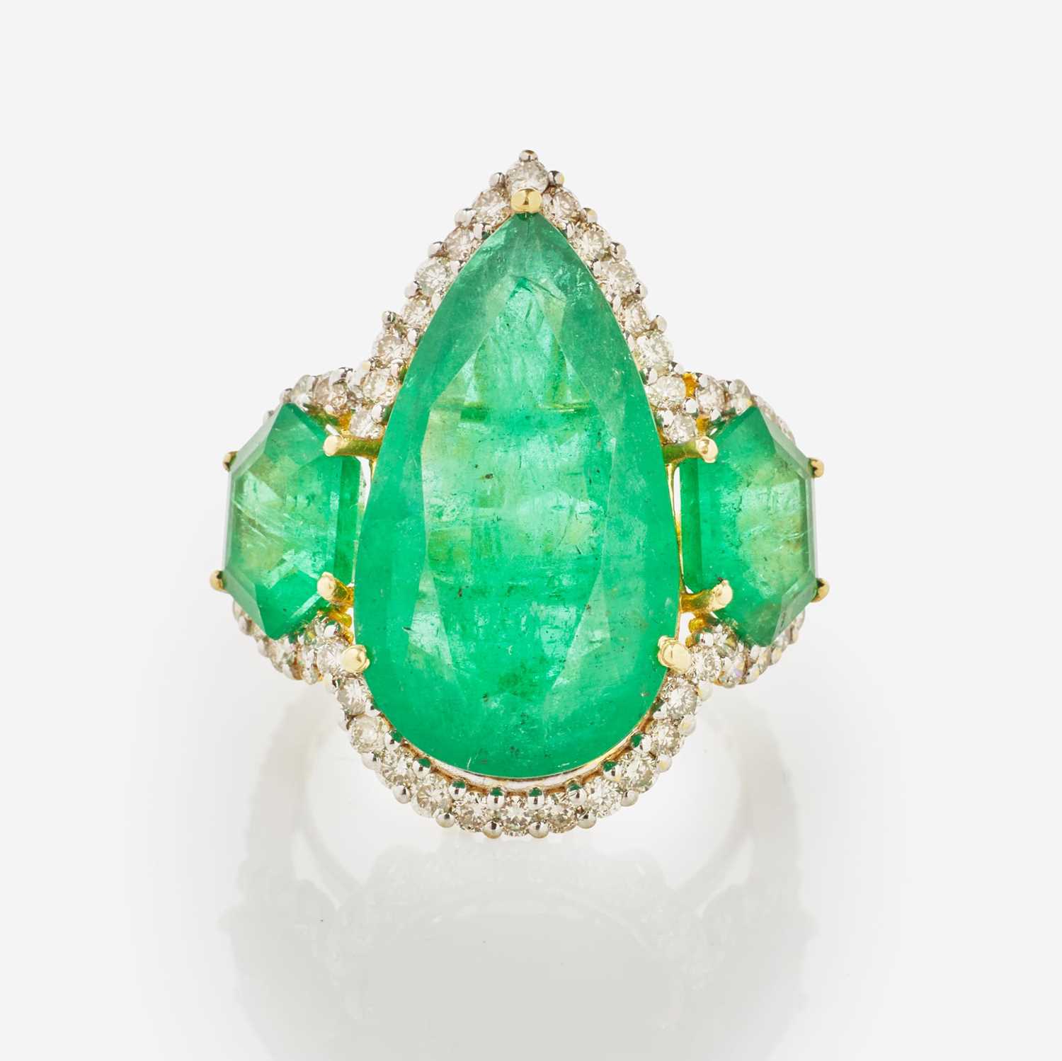 Lot 34 - An 18K Yellow Gold, Emerald, and Diamond Ring
