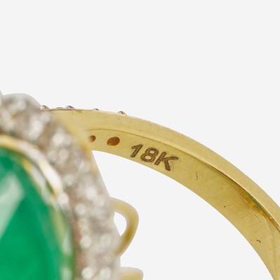 Lot 34 - An 18K Yellow Gold, Emerald, and Diamond Ring