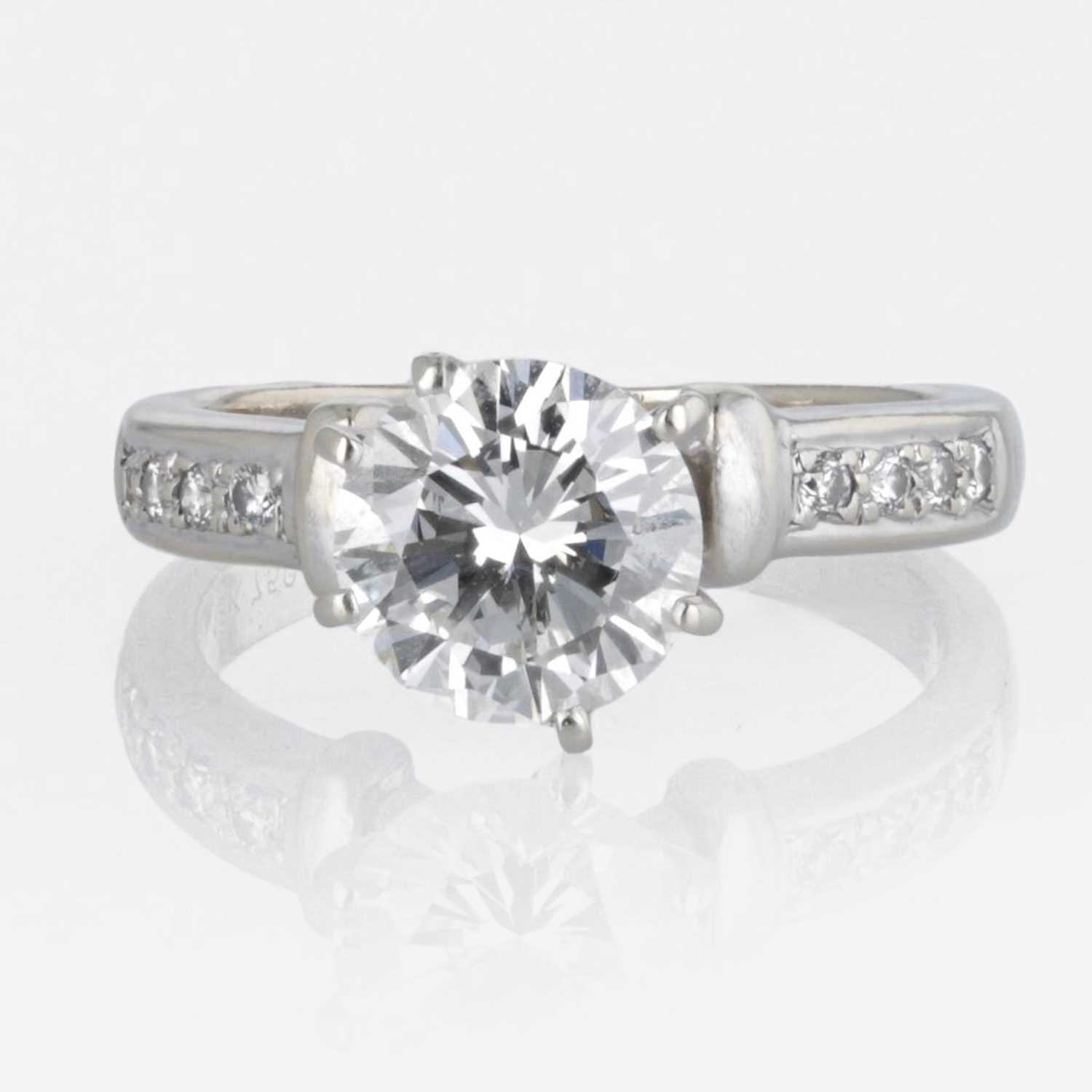 Lot 51 - An 18K White Gold 2.00 carat Ladies Diamond Ring with Accent Diamonds