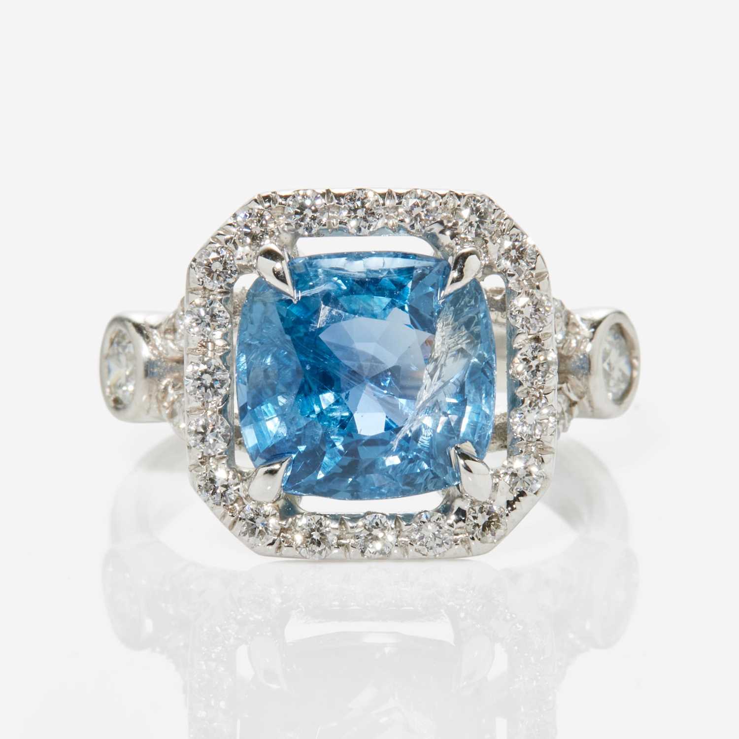 Lot 39 - A Platinum, Diamond, and Sapphire Ring