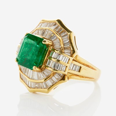 Lot 35 - An 18K Yellow Gold, Emerald, and Diamond Ring