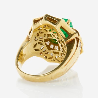 Lot 35 - An 18K Yellow Gold, Emerald, and Diamond Ring