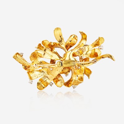 Lot 94 - An 18K Yellow Gold and Diamond Brooch