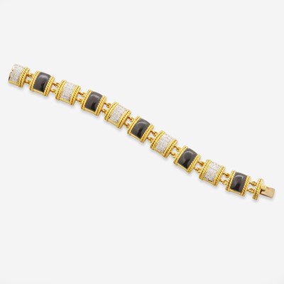 Lot 112 - An 18K Yellow Gold, Onyx, and Diamond Bracelet