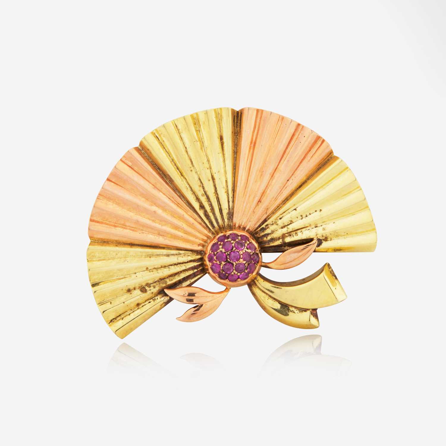 Lot 41 - A Retro 14K Gold and Ruby Brooch