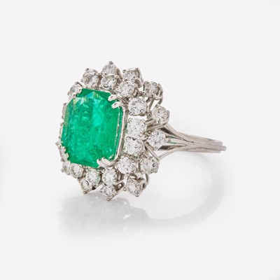 Lot 32 - A Platinum, Emerald, and Diamond  Ring