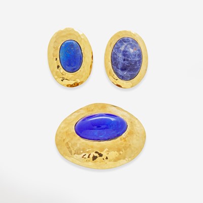 Lot 33 - A Set of 14K Yellow Gold Earrings and Matching Pin