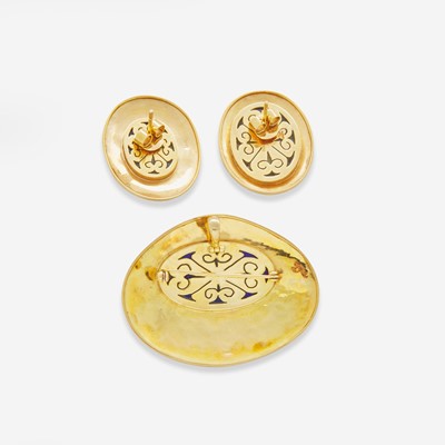 Lot 33 - A Set of 14K Yellow Gold Earrings and Matching Pin