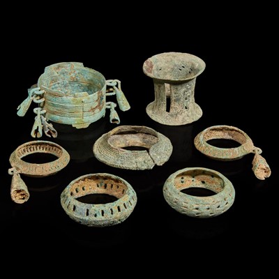 Lot 19 - Seven assorted Vietnamese bronze bracelets and leg ornaments 越南青銅環飾一組七件