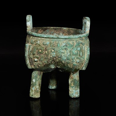 Lot 11 - A Chinese bronze ritual tripod vessel, Liding 青銅鬲鼎