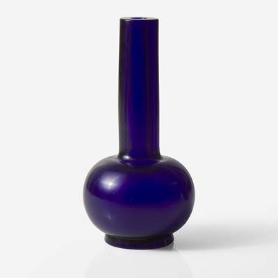 Lot 79 - A Chinese cobalt blue glass bottle vase 寶石藍琉璃膽瓶