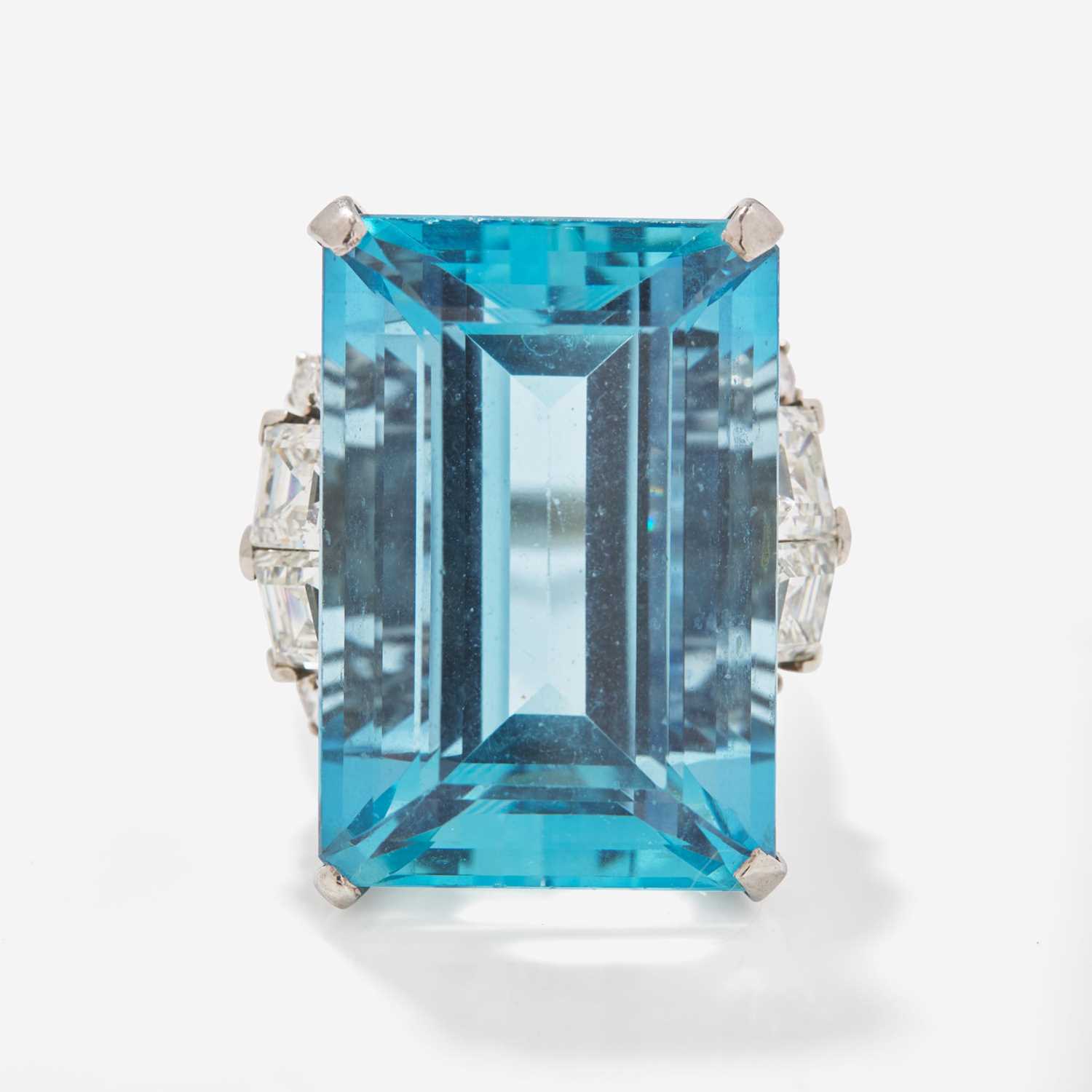 Lot 3 - A Ladies Platinum and Aquamarine Diamond Ring