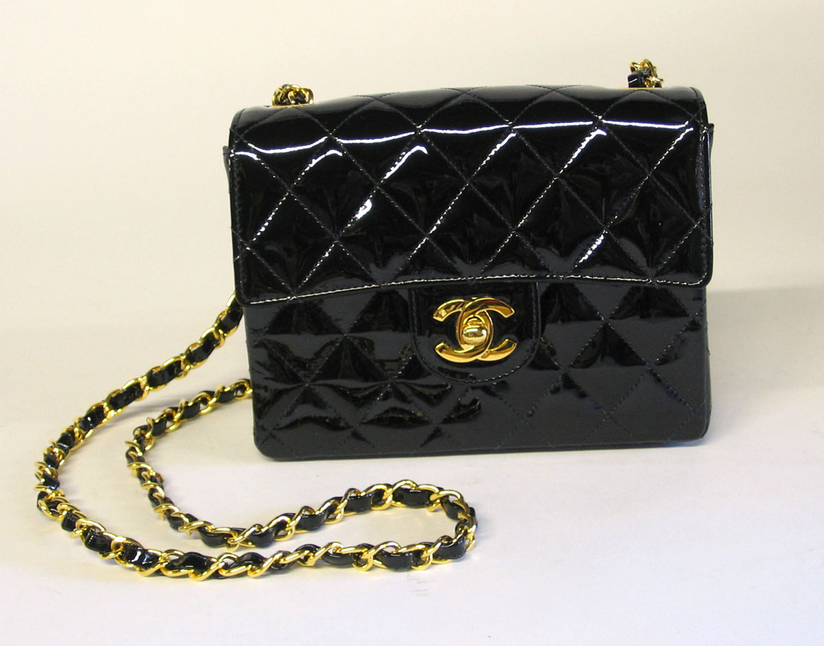 Lot 1280 - Chanel quilted black patent leather purse